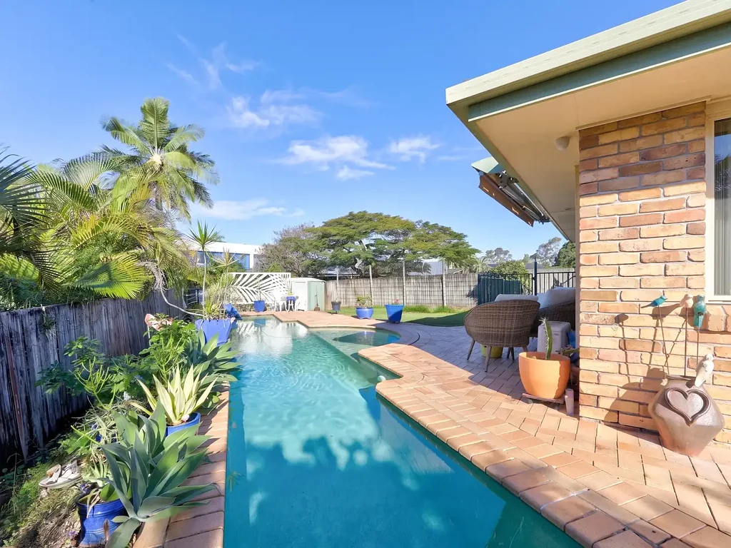 Burleigh Waters 3房  WILL BE SOLD - TRULY UNIQUE - DUPLEX WITH POOL + 3 BEDS AND LARGE BLOCK!!!!