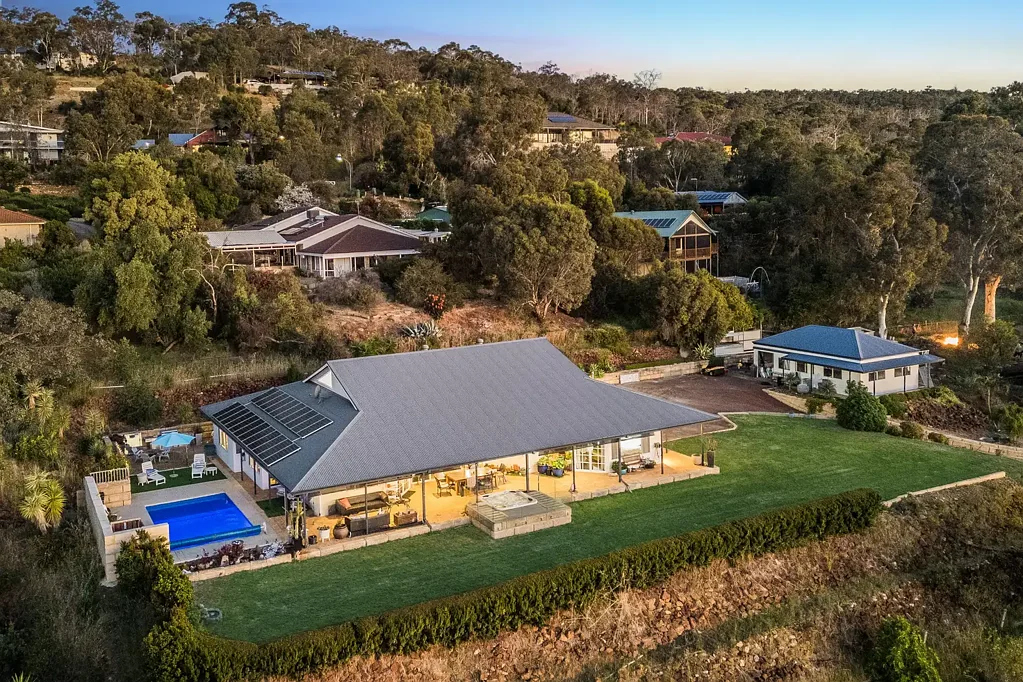 Mount Richon 5chambre Hilltop luxury with Panoramic city views - The ultimate Perth hills retreat.