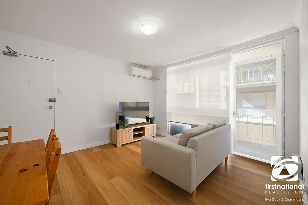 CONVENIENTLY LOCATED 2 BEDROOM UNIT + GARAGE