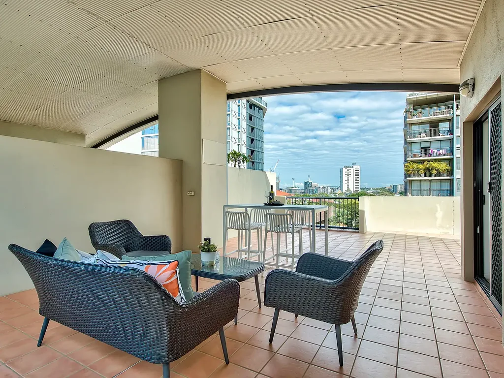 East Brisbane 3Kwarto Contemporary Three-Level Apartment with Spectacular Rooftop Terrace