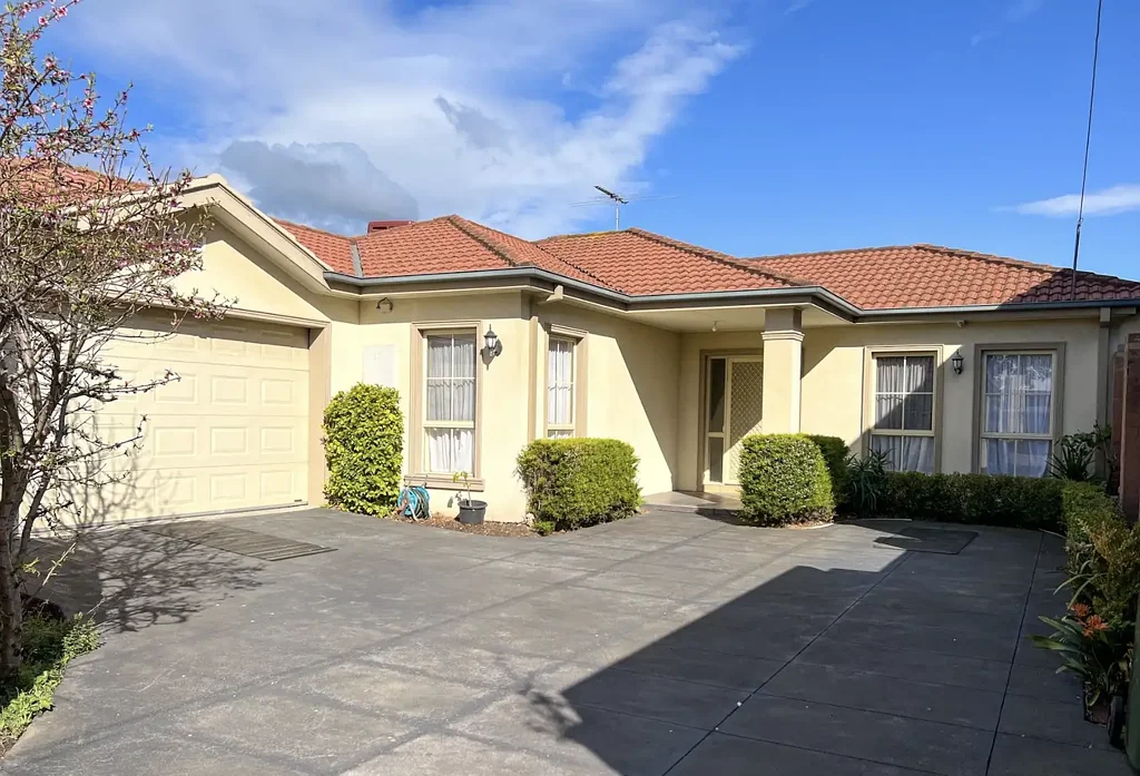 Spacious 3-Bedroom Flat in Quiet Altona North Street