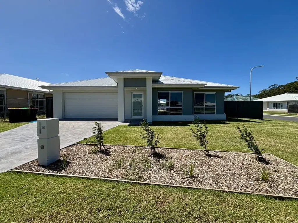 Stunning 4-Bedroom Home In Moonee Beach Estate