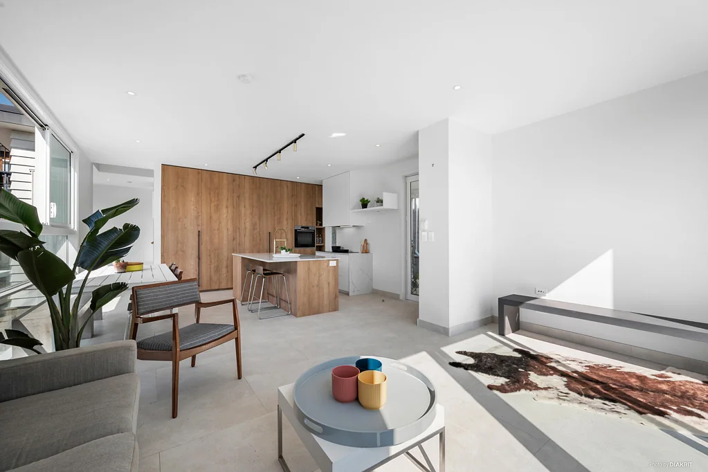 Birkdale 4 Bedroom Modern Family Living with Stylish Indoor-Outdoor