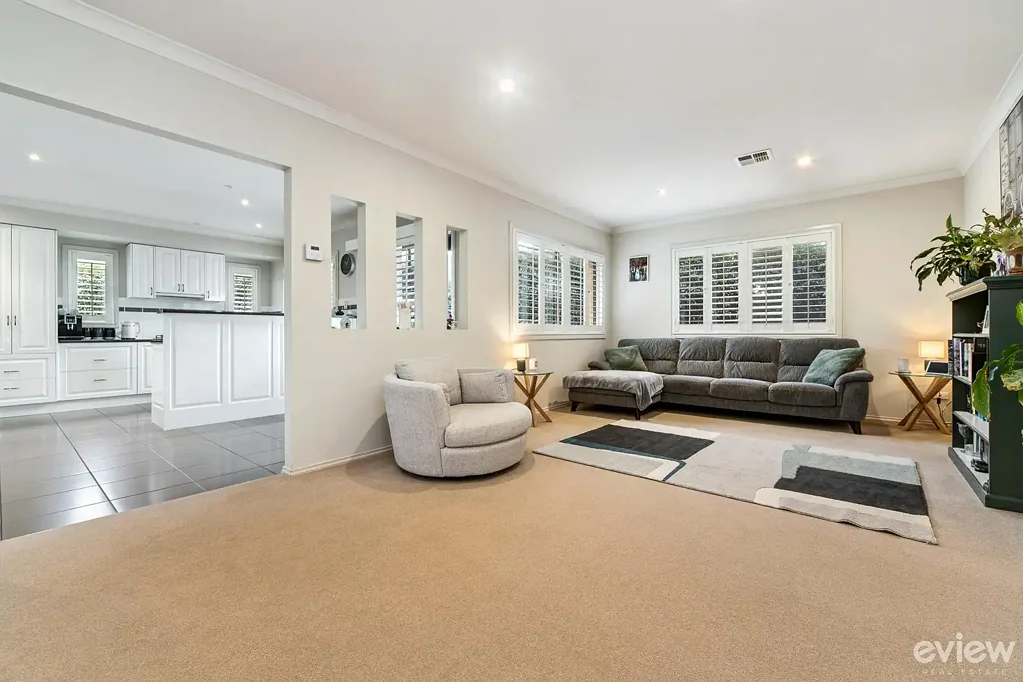 Frankston South 3房 成熟绿植环绕 私密宁静氛围 多功能平面布局 步入式衣帽间 套间浴室 设备齐全厨房 双车库带内部通道 太阳能电池板 安全摄像头 升级NBN连接 Spacious, Low-Maintenance Living in the Frankston High School Zone