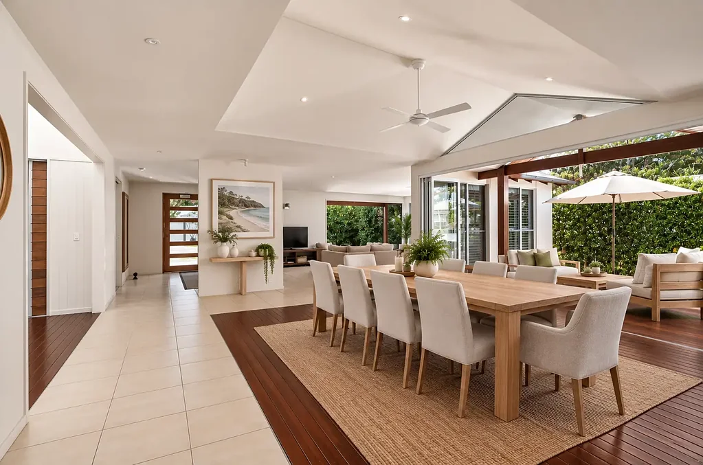Noosaville 4ਬੈੱਡਰੂਮ Prestige, Position and a Rare Three-Car Garage