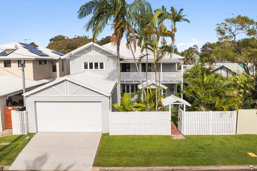 Runaway Bay 5Moenga Modern Luxurious Queenslander, Great Location