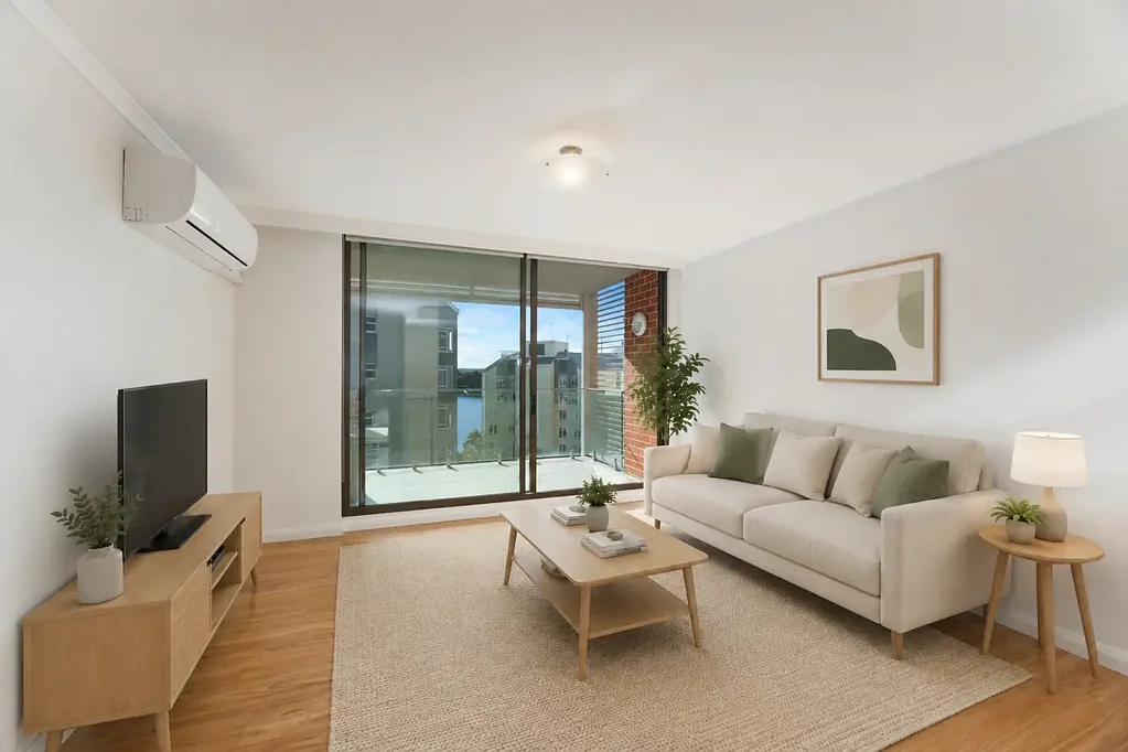 Light Filled Apartment in Fleetview
