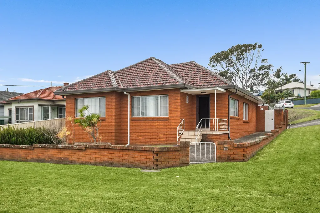 Port Kembla 3બેડરૂમ Immaculate Home, Corner Position & Huge Potential