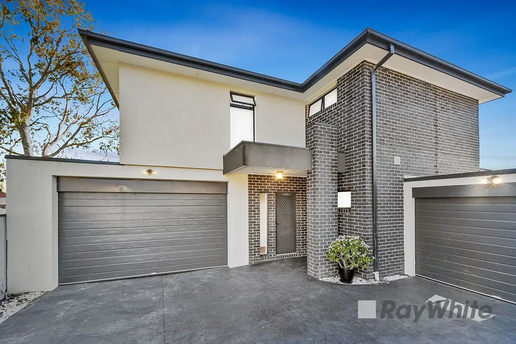 Doveton 3Kwarto Stylish Townhouse in Highly Desirable Doveton!!