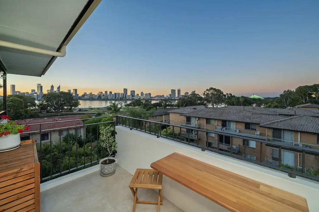 South Perth 3房  Exceptionally Renovated Top-Floor Apartment with Sweeping River Views
