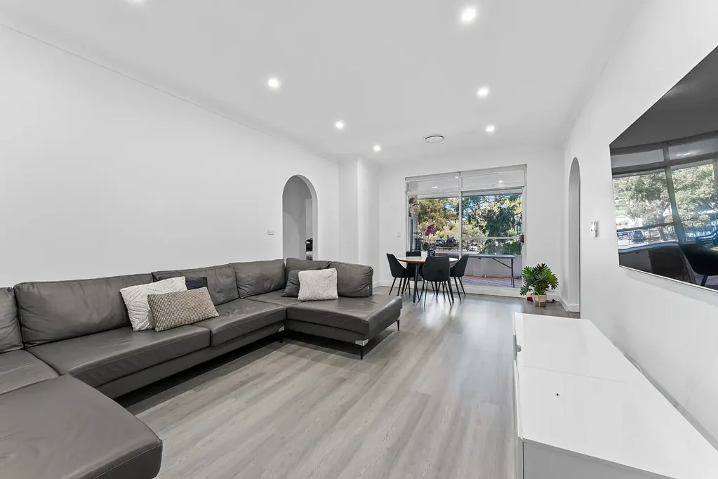Stylish Top Floor Apartment in the Heart of Carlton
