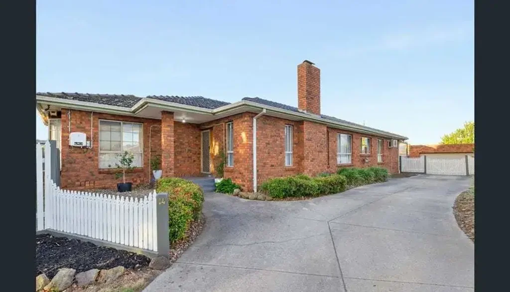 Five Bedroom with Swimming Pool for Lease in Heart of Craigieburn !!