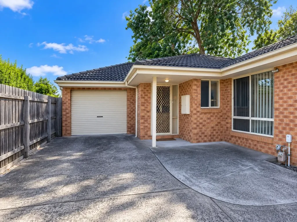 Stunning three bedroom unit in a convenient position!