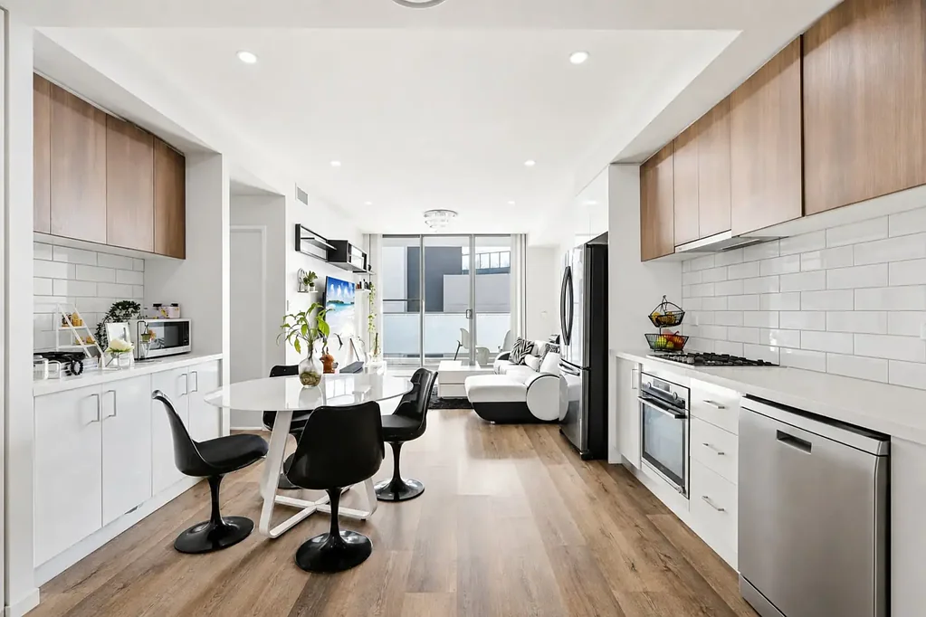 Wentworthville 2Zimmer North-Facing, Sun-Drenched Apartment with Two Balconies, Exceptional Cross-Ventilation & Outstanding Convenience
