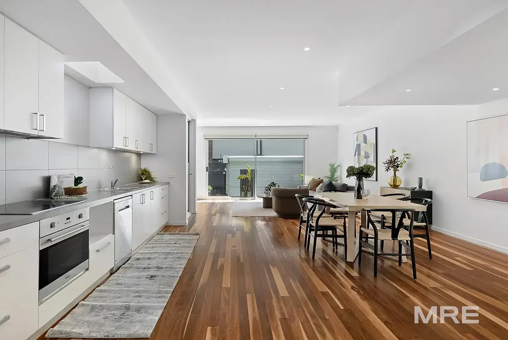 Contemporary Cul-de-sac living