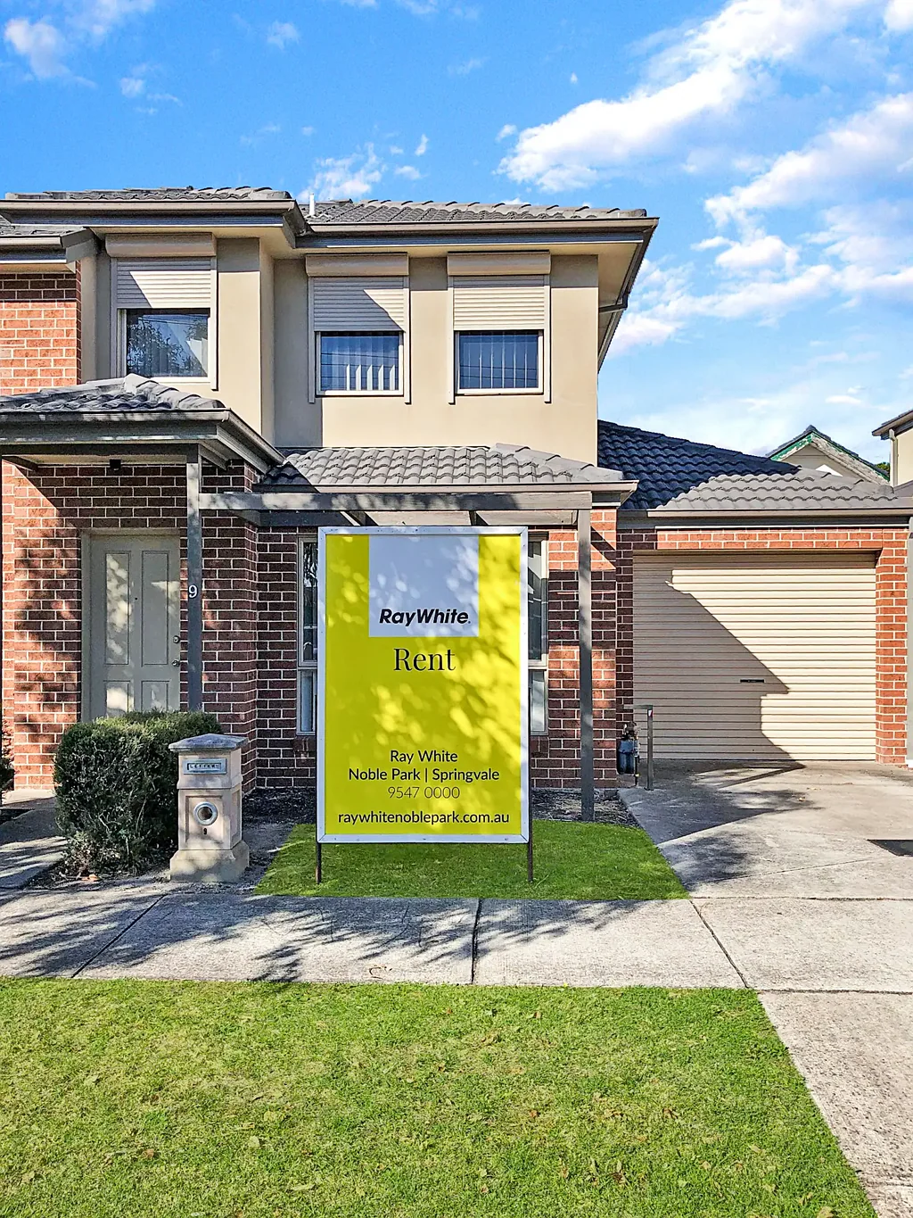 Modern Town House in Central Location!!
