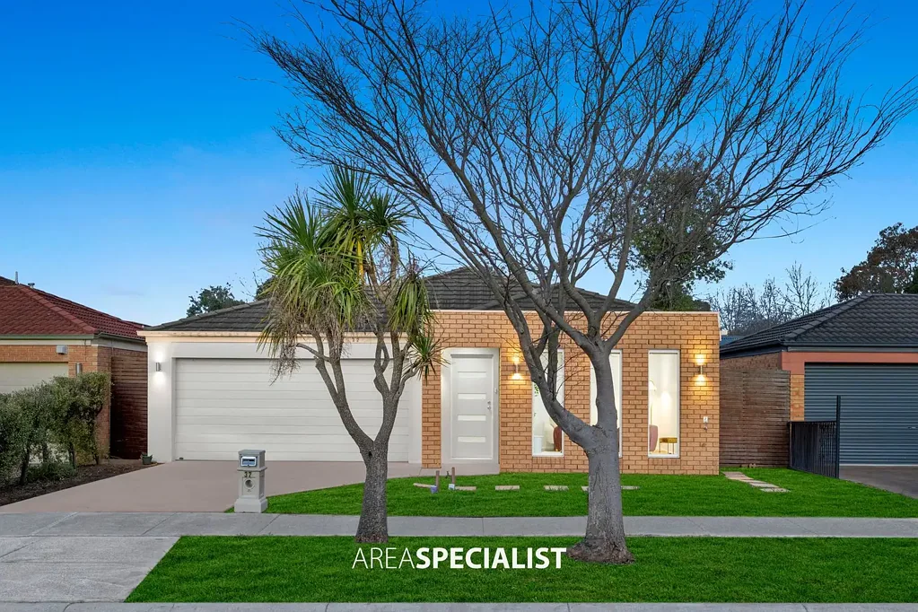 Cranbourne East 3Kwarto Freshly Updated Family Home in Hunt Club Estate