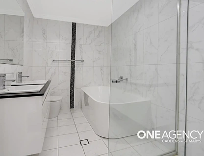 1/14A Angophora Avenue, Kingswood, Outer Western Sydney, 5 habitaciones, 3 baños, Apartment