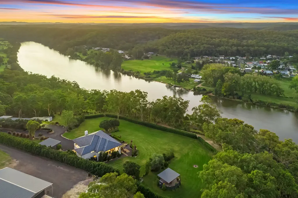 Sackville North 4침실 Entertainer's Dream with Sweeping River Views & Resort-Style Grounds