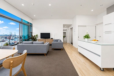 Executive Top-Floor Apartment with Stunning Harbour Views + 2 Carparks