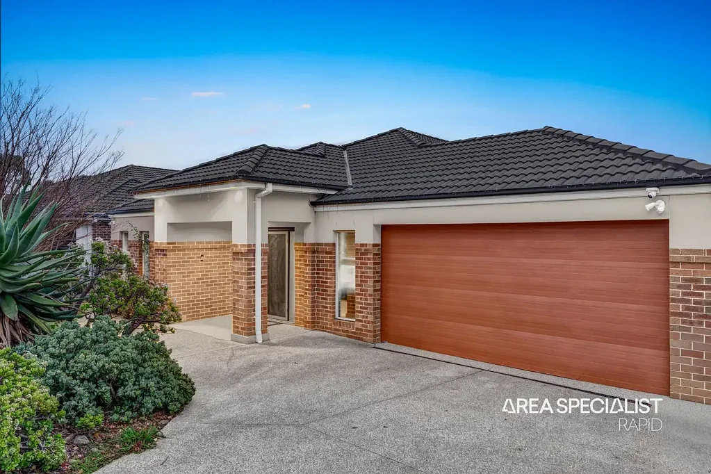 Lyndhurst 4ਬੈੱਡਰੂਮ The Brief: Grand Family Living on 702m² (Approx.) in Prestigious Lyndhurst!