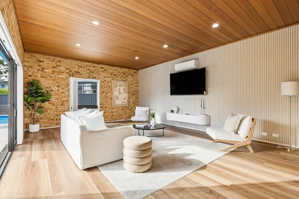 Strathfield 5房 全面翻新的全砖住宅，坐落于著名的绿树成荫大道旁 Fully renovated full-brick residence set along a prestigious tree-lined Boulevarde