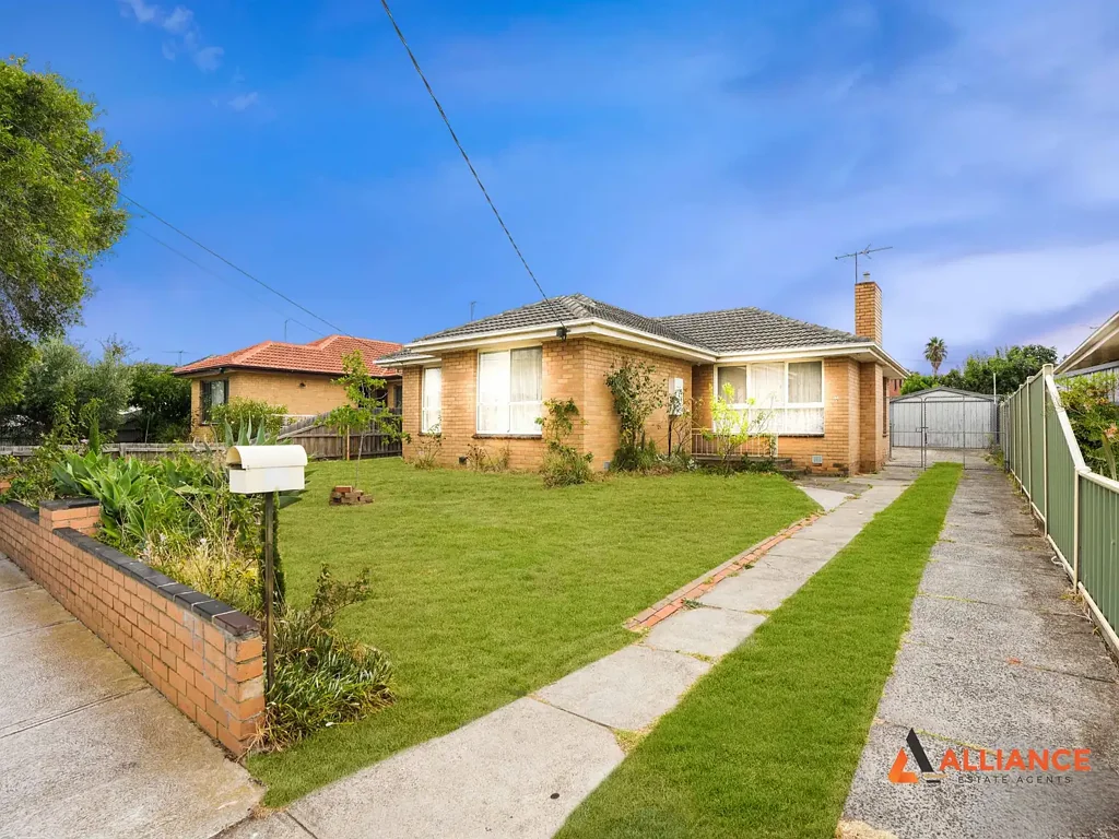 Spacious & Comfortable Family Home in Hadfield