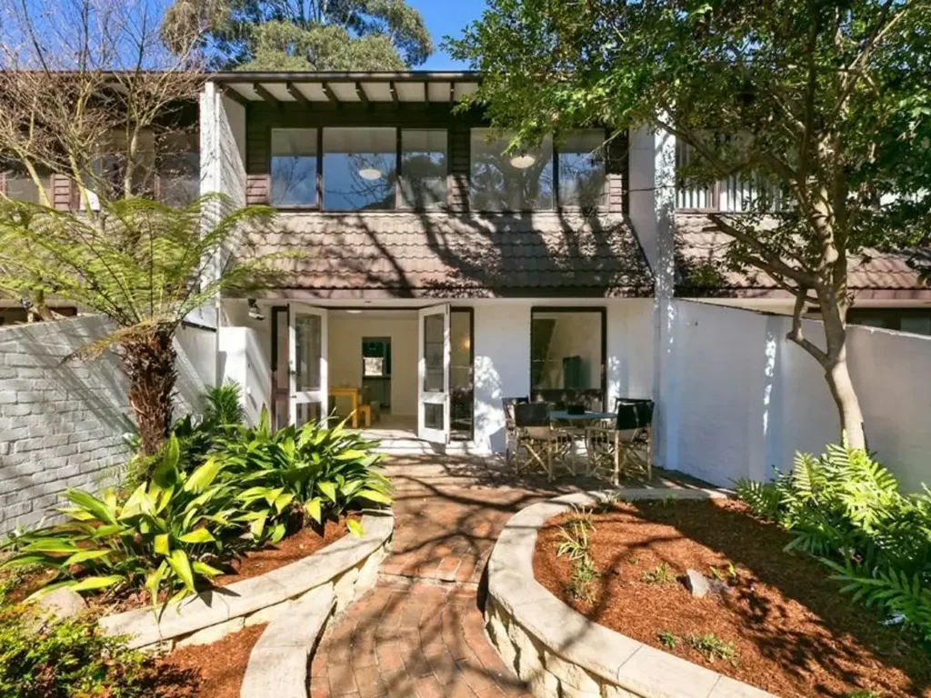 Penthouse - Resort Style Living Walk to Train