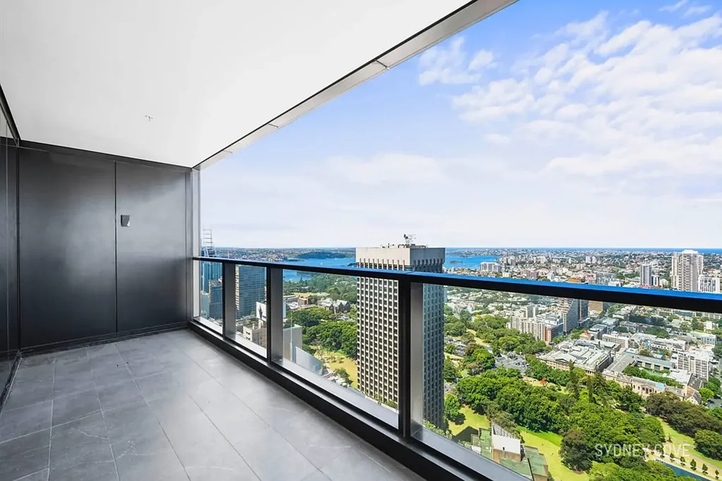 Sydney 3Moenga LUXURY SPLIT-LEVEL APARTMENT WITH WORLD CLASS VIEWS