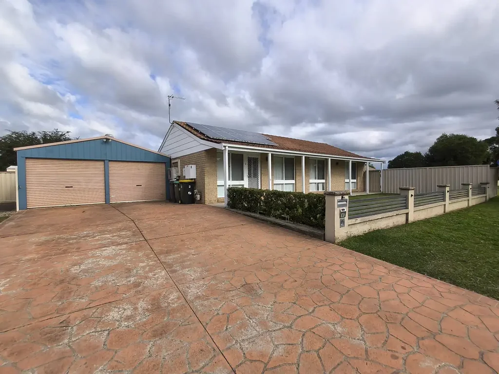 Spacious Family Home with Separate Teenagers' Retreat / Granny Flat