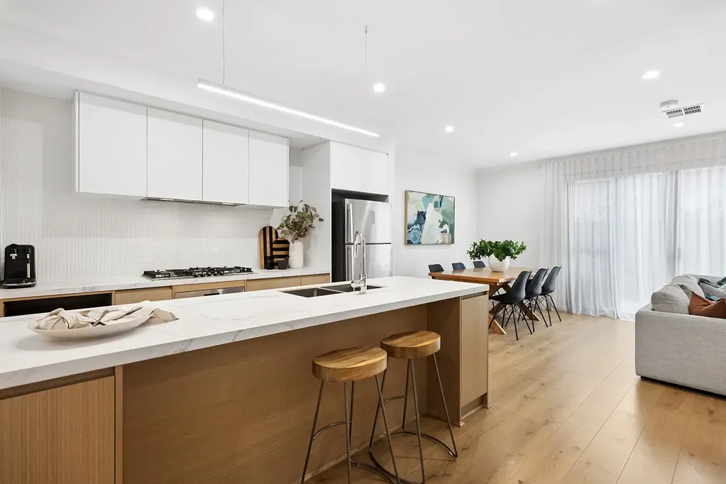 Fullarton 3房  Set back from Fullarton, a step up in townhouse city-cusp living…