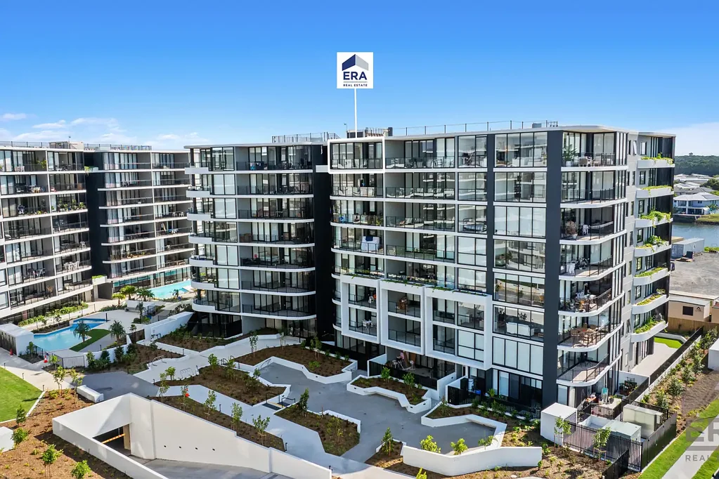 Hope Island 2chambre Unbeatable Value – Brand New Top Floor 2 Bedroom, 2 Bathroom Apartment with River Views | Low Body Corporate Only $70/Week - First to see will buy.
