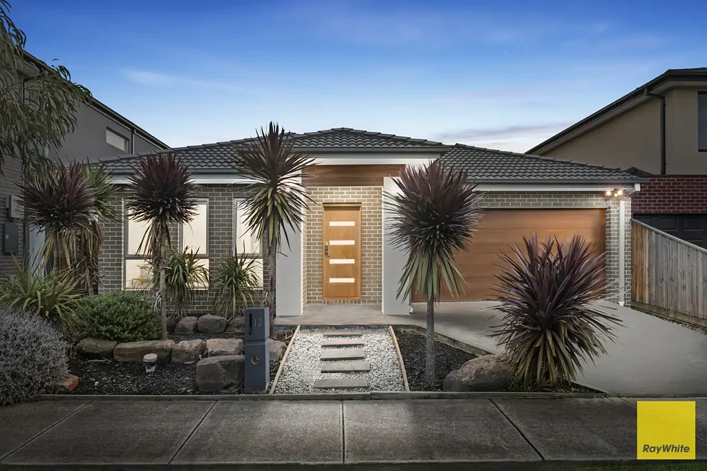 Mernda 4ห้องนอน LIKE BRAND NEW- FAMILY LIVING WITH STYLE, SPACE & A STUNNING MODERN FACADE