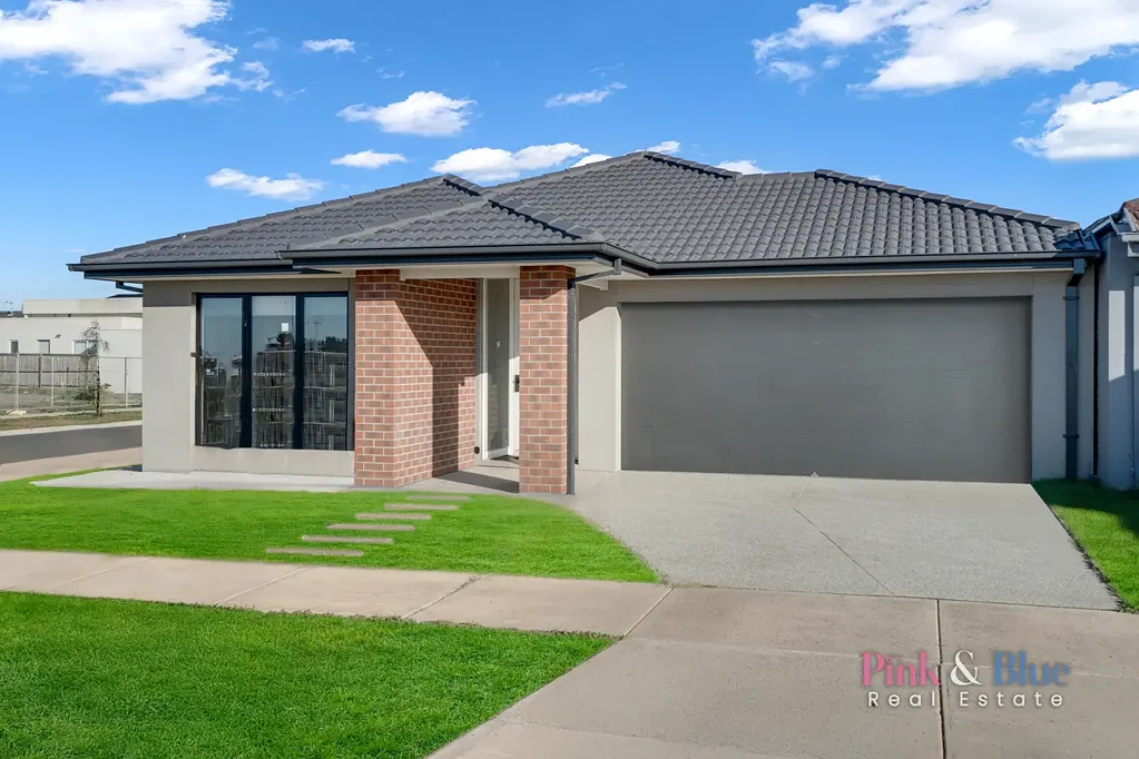 Rockbank 4Moenga Just Over a Year Old | Walk to Station & School | Move-In Ready!