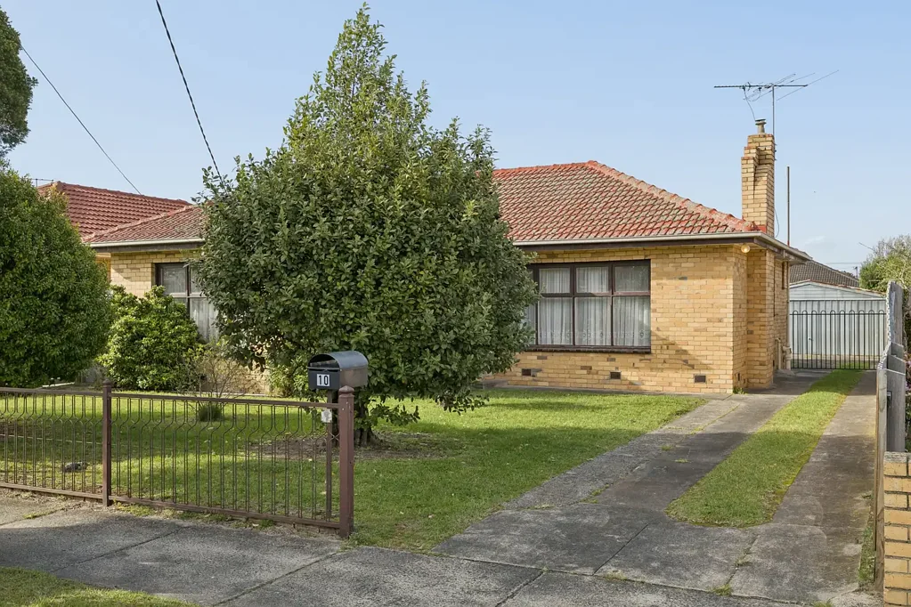 Clayton South 4Kwarto A Much Loved Family Home with Potential to Renovate or Rebuild