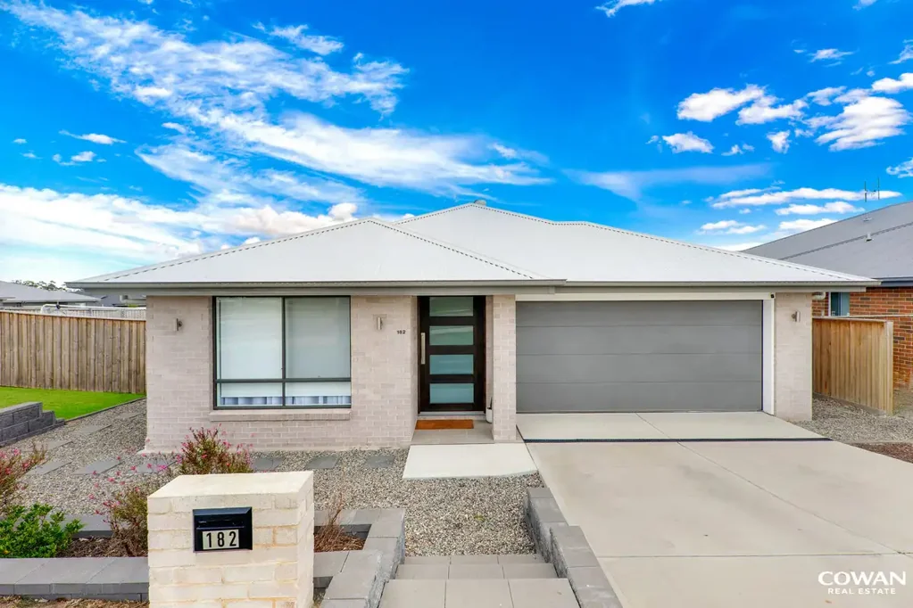 182 Settlers Boulevard, Chisholm, NSW 2322