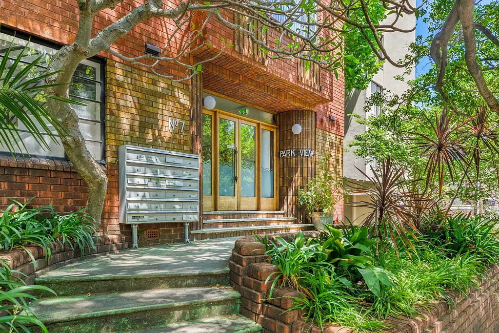 Potts Point 1930's Deco Style Studio with Balcony