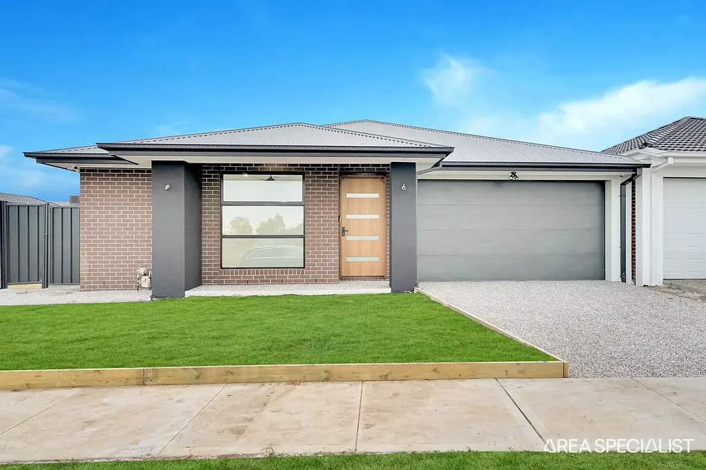 THE BRIEF: BRAND NEW / APPLY ONLINE
5-10 minute drive to schools, daycare, cafe&apos;s and more!