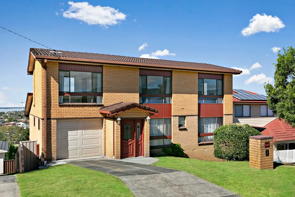 Kanahooka 6房  Large well-kept home reveals enchanting lake views