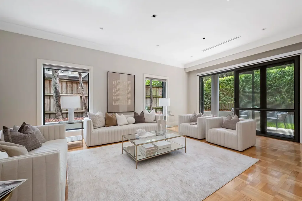 Luxury residence opposite Chiswick Gardens in village heart