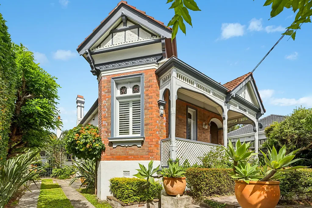 Bexley 4房 独立时期住宅 私密成熟花园 原始大理石壁炉 独立餐厅 超高天花板 游泳池露台 宽敞主卧 独立附属建筑 时尚主浴室 郁郁葱葱地块 Charming family home exuding warmth and character