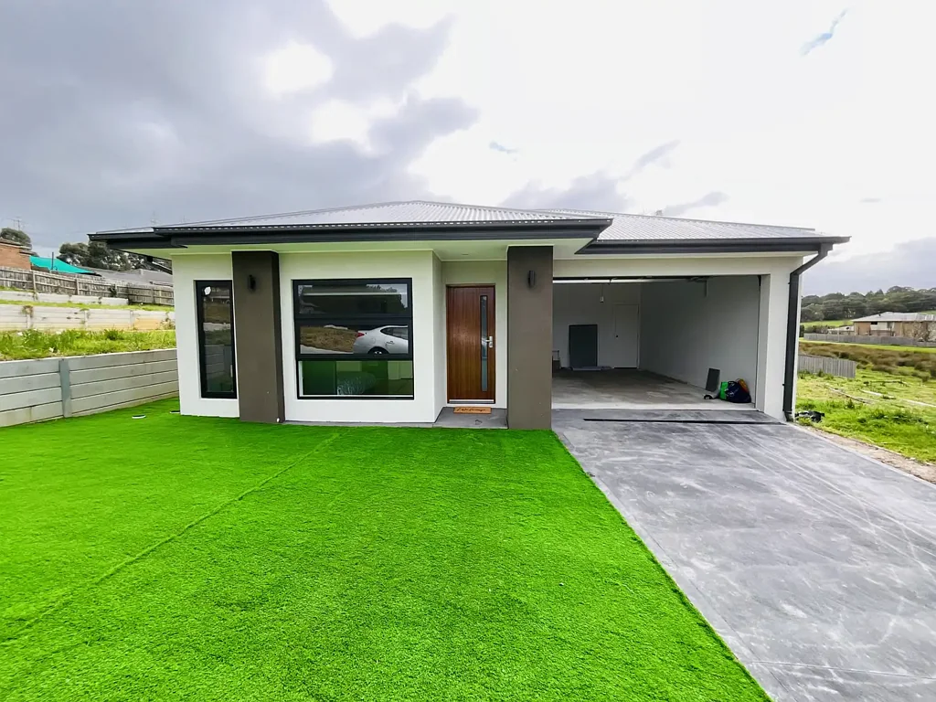 Private Ensuite Room with Courtyard - All Bills & Internet Included | From $300/week