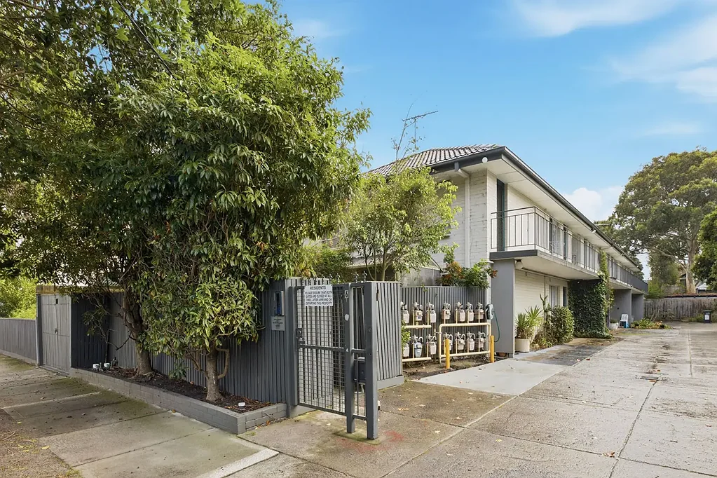 Light-Filled Living in a Prime Lifestyle Location