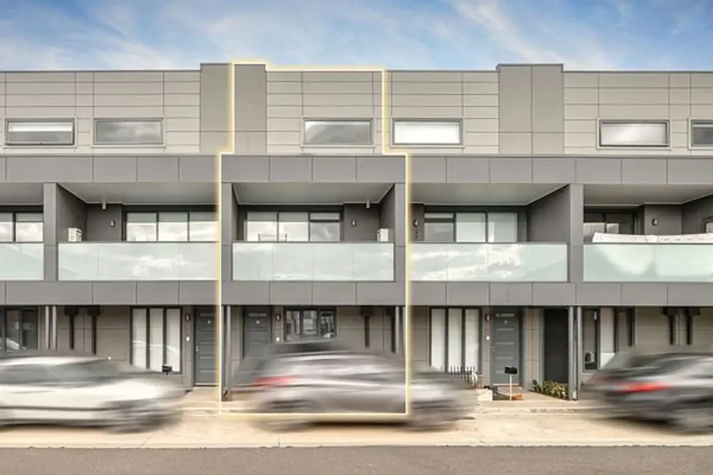 SPACIOUS TOWNHOUSE ACROSS FROM CRAIGIEBURN CENTRAL