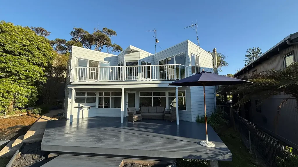 Malua Bay 4chambre Beach Side Entertainer. Highly Desirable 4 Bedroom Home. Prized Direct Beach Access.