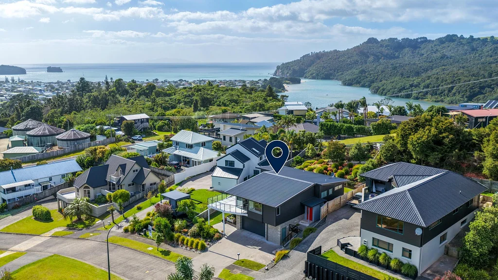 Whangamata 3غرفة نوم Owners relocating – Quality, elevations, views