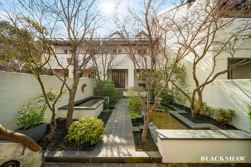 Forrest 3 Bedroom Elegant Townhouse in Prestigious, Walkable Location