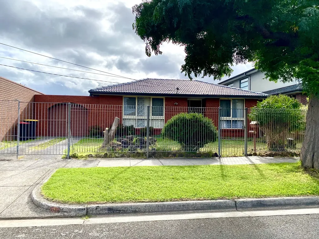 Charming Family Home with Spacious Backyard in Prime Clarinda Location