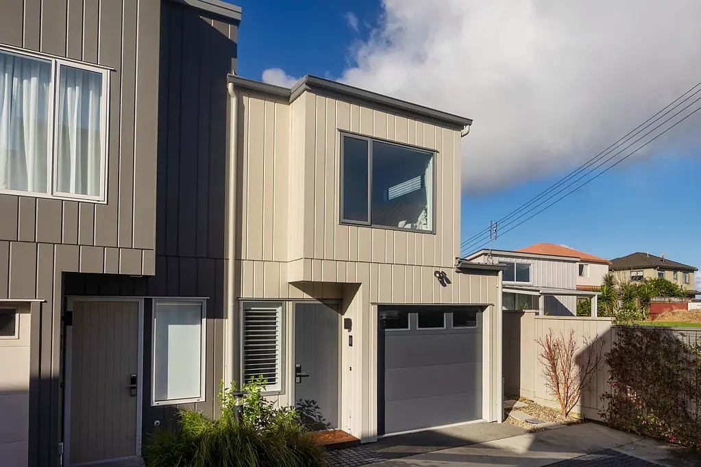Avondale 3Moenga Contemporary Comfort in "The Gables"