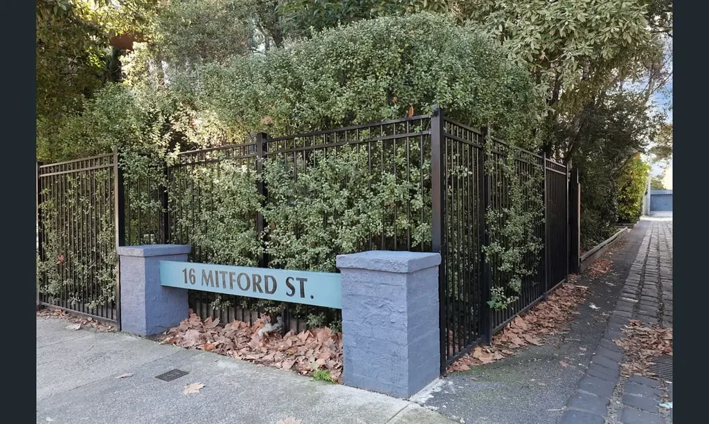 St Kilda 2ਬੈੱਡਰੂਮ Stylish Living in St Kilda's Heart: Your Perfect Ground-Floor Apartment Awaits!